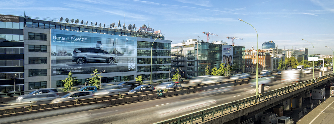 Renault s'affiche sur la façade de BFMTV